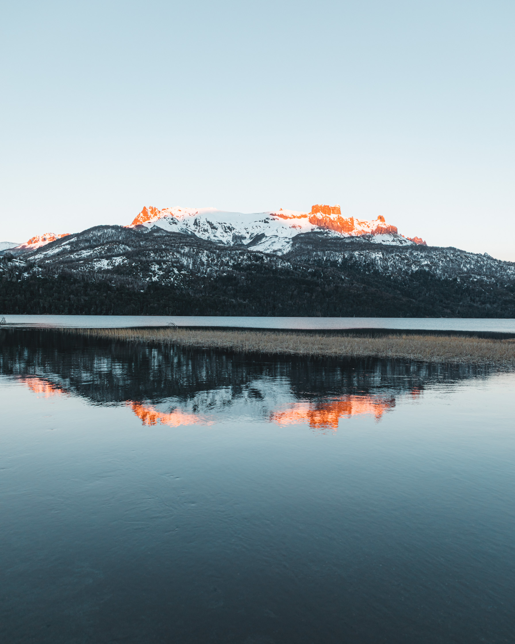 Fotografia fine art de montana nevada reflejada en el agua